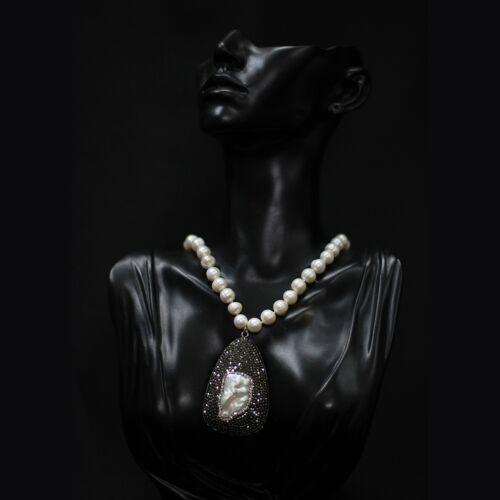 Noir Pearl Elegance Necklace