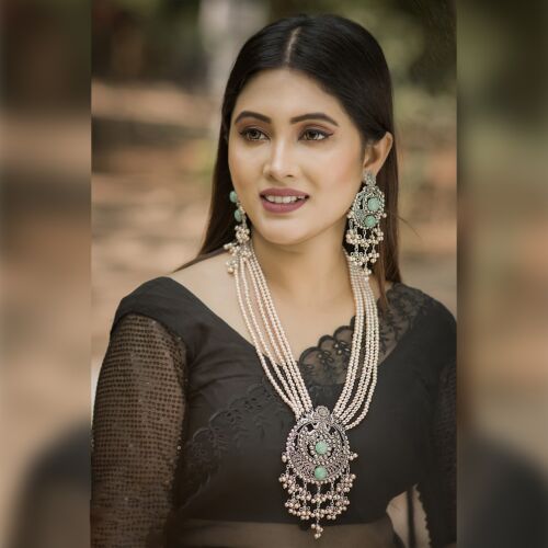 Emerald Cascade: Pearl & Silver Necklace